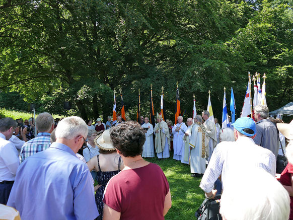 Festgottesdienst zum 1.000 Todestag des Heiligen Heimerads auf dem Hasunger Berg (Foto: Karl-Franz Thiede) Festgottesdienst zum 1.000 Todestag des Heiligen Heimerads auf dem Hasunger Berg (Foto: Karl-Franz Thiede)